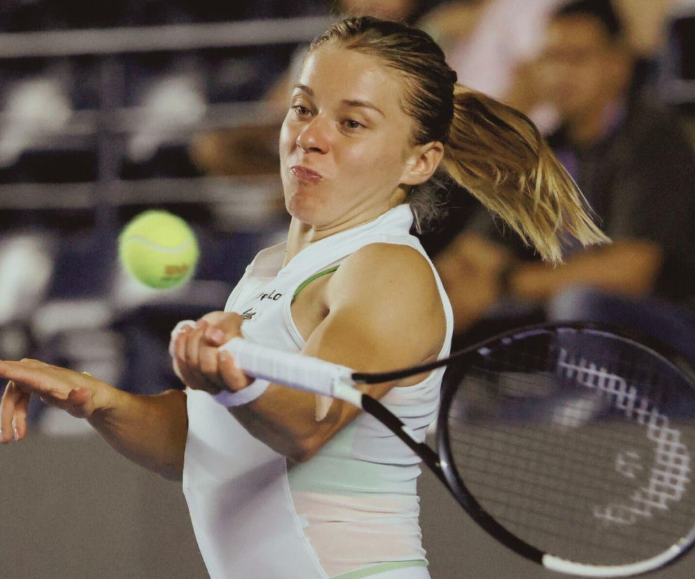 Tenisistka Maja Chwalińska uderza piłkę rakietą podczas meczu US Open. Relację przeczytasz na SE Supersport.