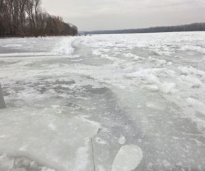 Wisła stanęła pod lodem. Zimowy spektakl w Starym Fordonie zachwyca, ale i ostrzega