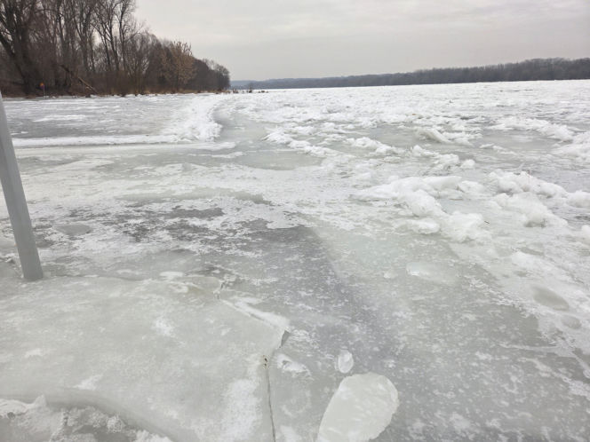 Wisła stanęła pod lodem. Zimowy spektakl w Starym Fordonie zachwyca, ale i ostrzega