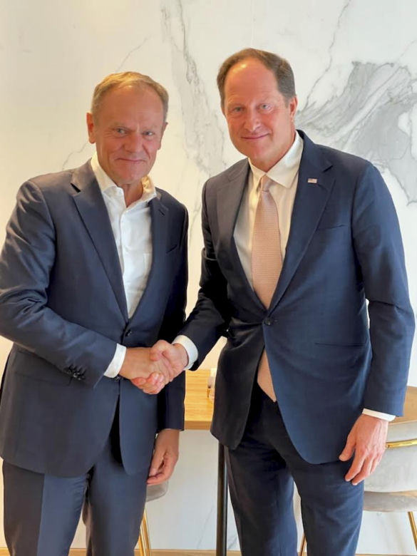 Tusk i ambasador USA spotkali się przy tatarze