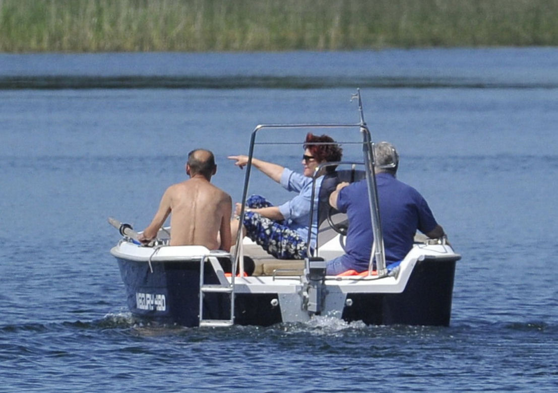 Kwaśniewscy szaleli na motorówce na Mazurach