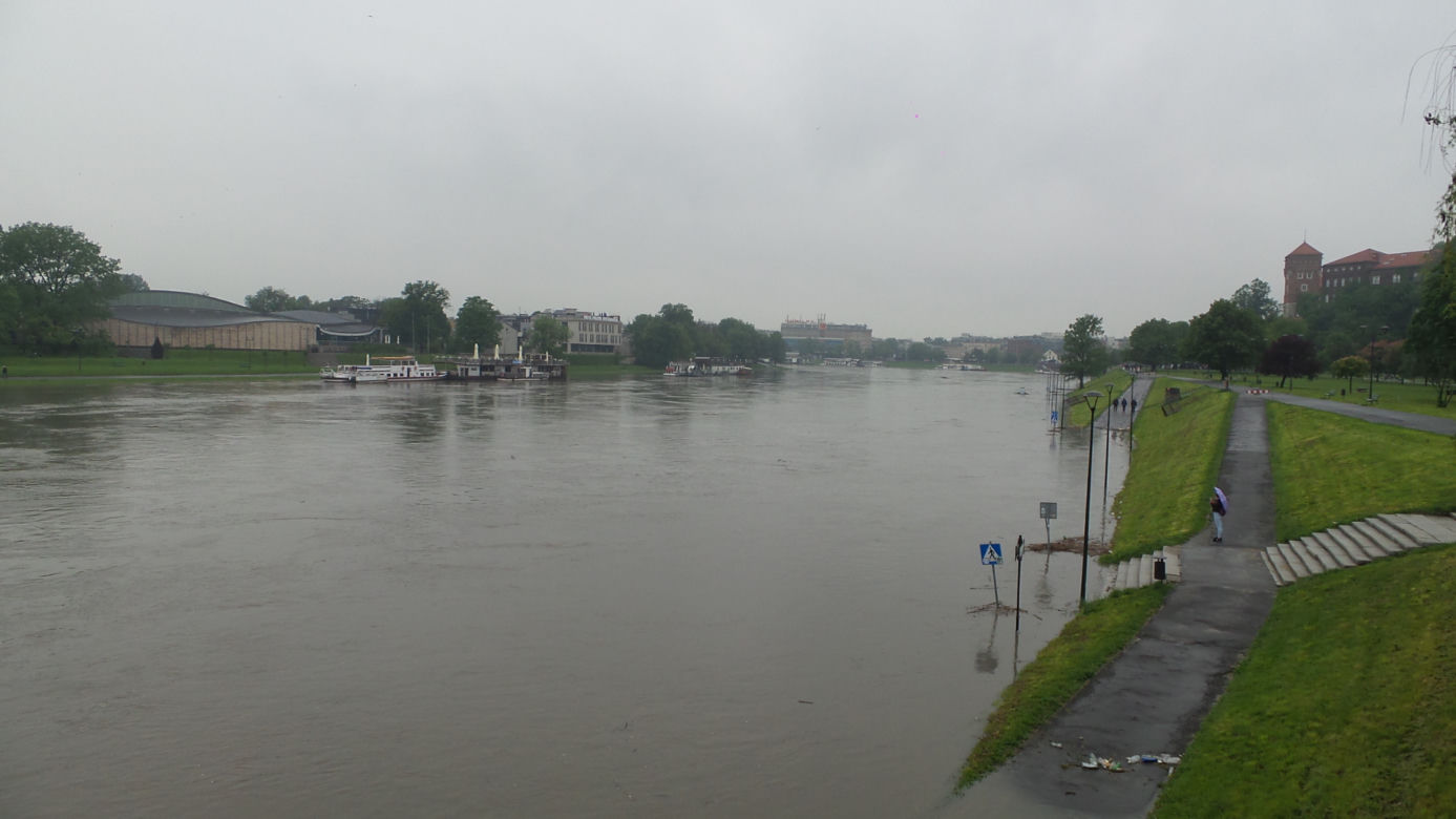 Powódź w Krakowie 24.05.2019: Fala kulminacyjna na Wiśle: zalane bulwary, "okropny widok"