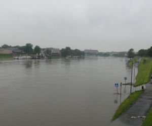 Powódź w Krakowie 24.05.2019: Fala kulminacyjna na Wiśle: zalane bulwary, okropny widok