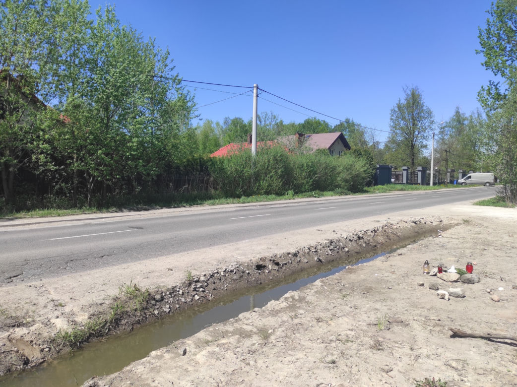 Znicze na miejscu tragedii w Krupiej Wólce