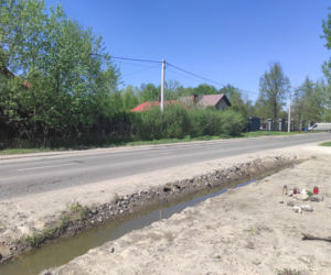 Znicze na miejscu tragedii w Krupiej Wólce