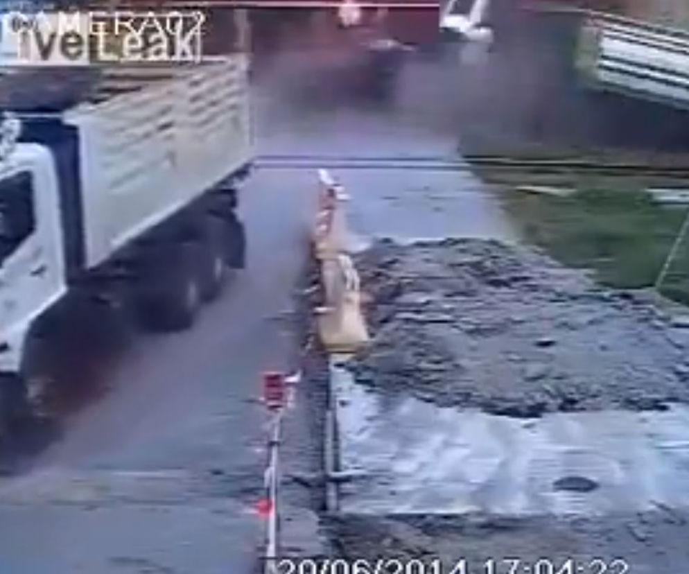 Pociąg zmiótł ciężarówkę na przejeździe