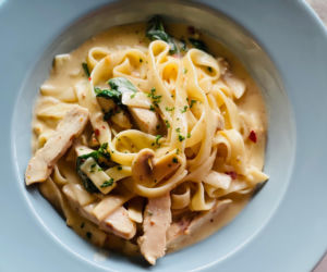 Kurczak w śmietanie z parmezanem – kremowy obiad, który zawsze się udaje