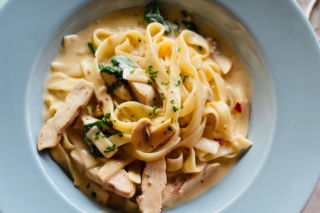 Kurczak w śmietanie z parmezanem – zawsze się udaje i smakuje każdemu