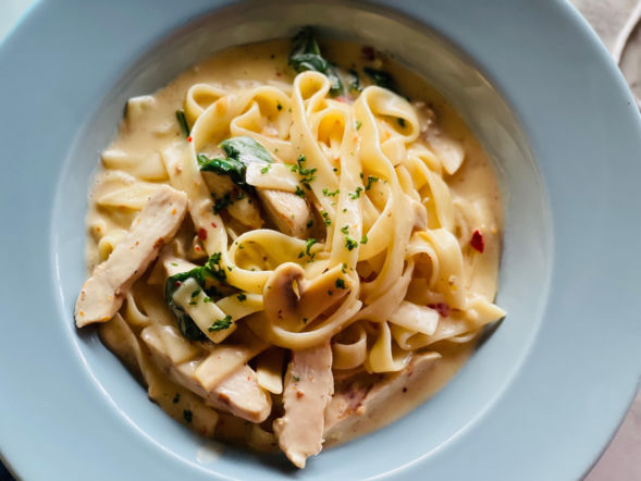 Kurczak w śmietanie z parmezanem – zawsze się udaje i smakuje każdemu