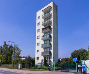 Oto najwęższy blok w Warszawie - zdjęcia budynku z Odkrytej 55C