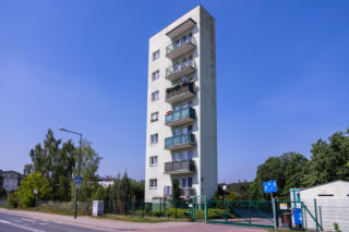 To najwęższy blok w Warszawie. Skąd się tu wziął i jak wygląda naprawdę?