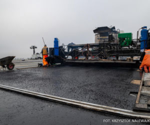 Na autostradzie A2 na wschód od Warszawy prace idą pełną parą, zarówno w dzień, jak i po zmroku