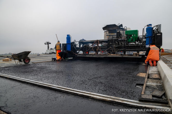 Na autostradzie A2 na wschód od Warszawy prace idą pełną parą, zarówno w dzień, jak i po zmroku