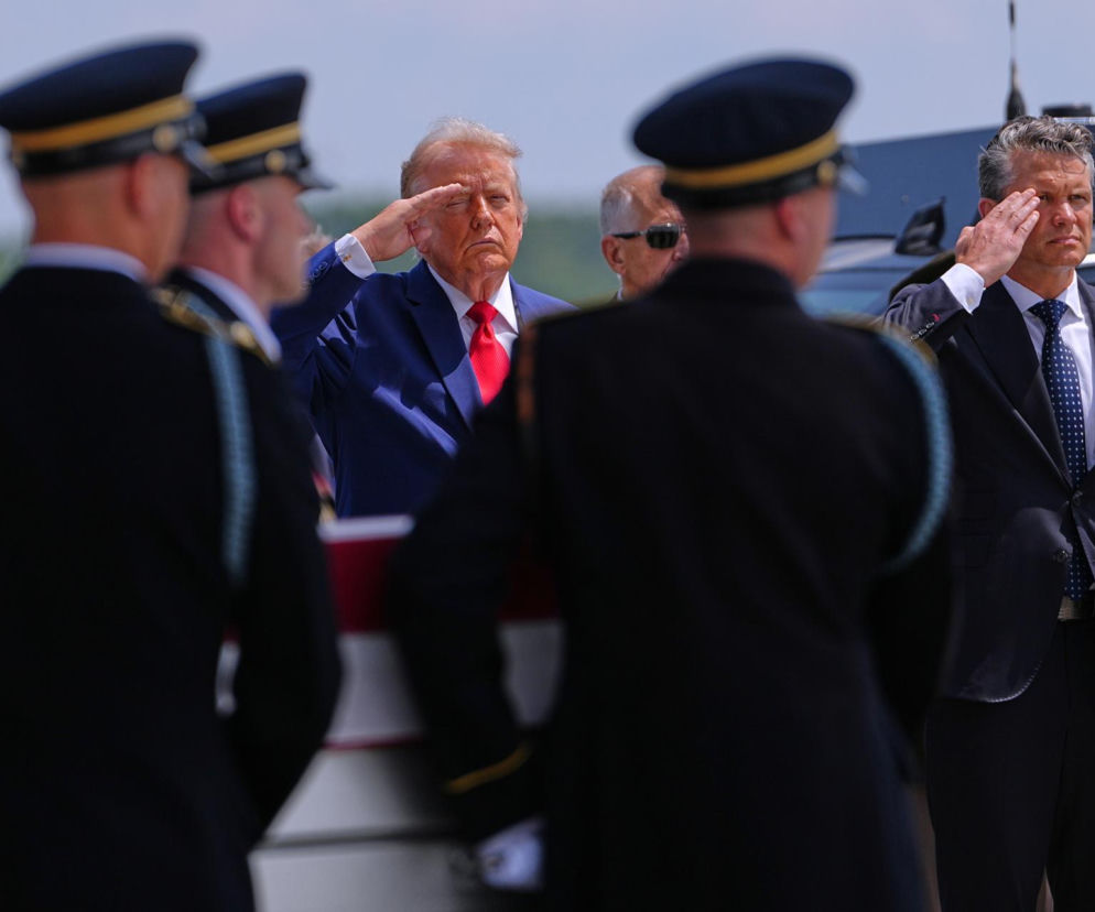 Donald Trump i Pete Hegseth salutują podczas ceremonii w bazie Dover. O hołdzie dla żołnierzy przeczytasz w Eska.