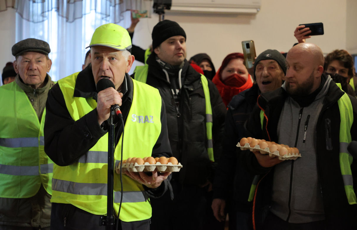 Awantura o lokalizację CPK. Mieszkańcy przyszli z kupą gnoju i jajkami 