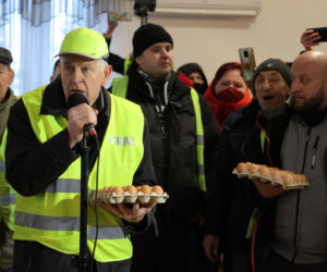 Awantura o lokalizację CPK. Mieszkańcy przyszli z kupą gnoju i jajkami 