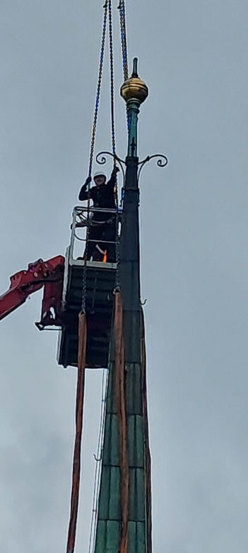 Iglica kościoła skrywała tajemnicę sprzed lat. Sensacyjne odkrycie w Juchowie