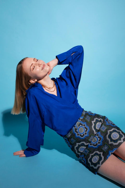 Zapomnij o czerni, beżu i szarości. W tym sezonie w modzie niepodzielnie rządzi odcień „midnight blue”