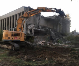 W Białobrzegach trwa rozbiórka kinoteatru. Powstanie tam nowy budynek