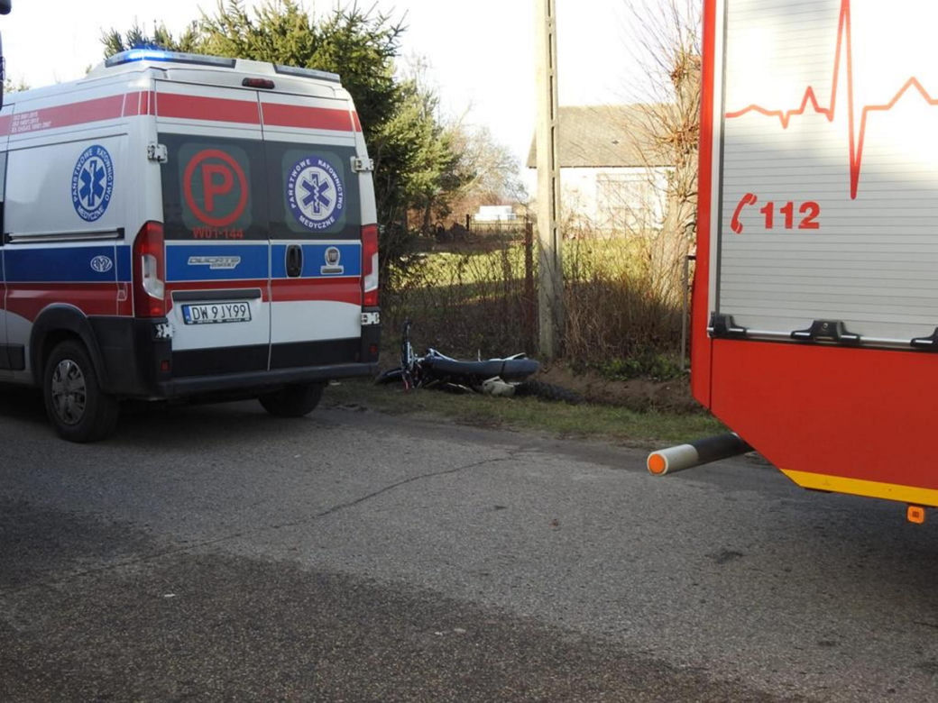 Noworoczny dramat pod Otwockiem. Motocyklista rozbił się na ogrodzeniu