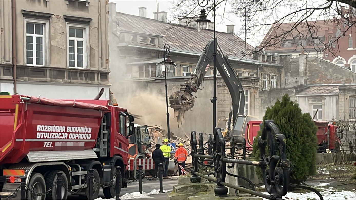 Lublin. Trwa wyburzanie kamienicy przy ul. Bernardyńskiej. Takich prac nie było tu od ponad 120 lat