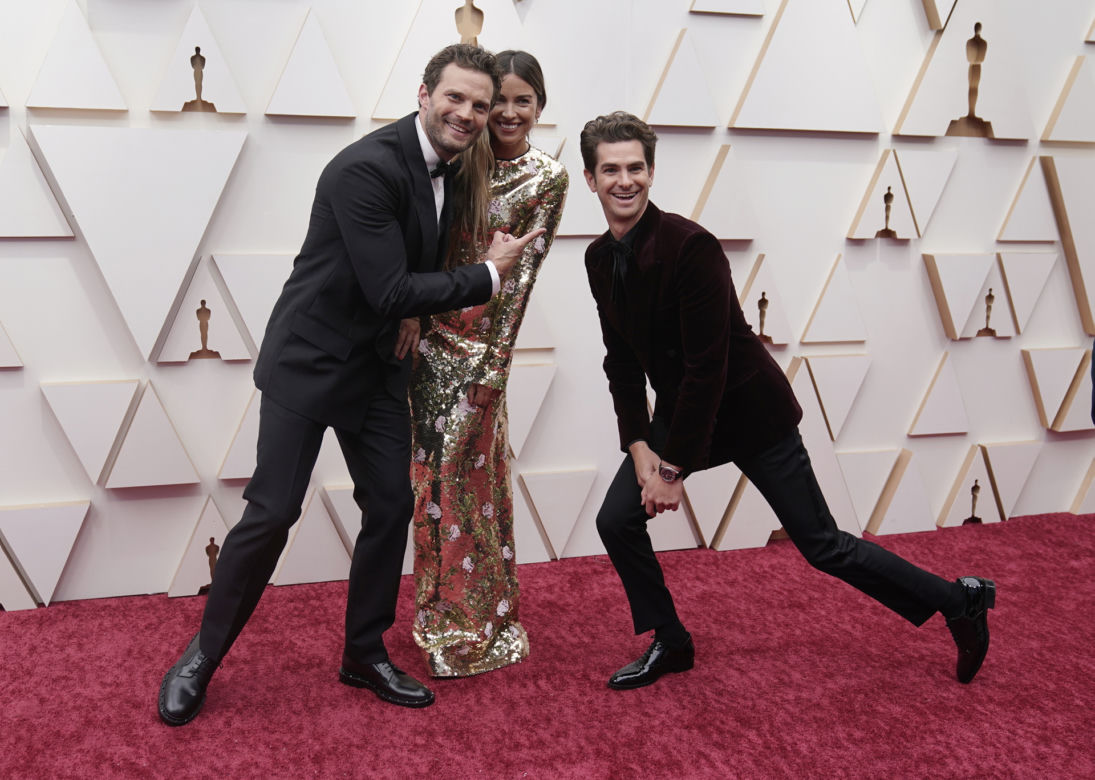 Oscary 2022. Jamie Dornan, from left, Amelia Warner i Andrew Garfield 