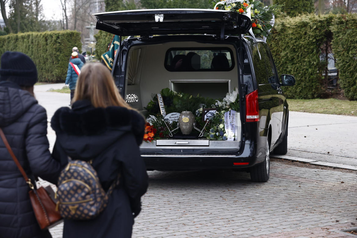 Ostatnie pożegnanie Ryszarda Strzeleckiego. Znany dziennikarz spoczął w Warszawie