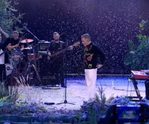 TVN zrobił to jako pierwszy. Badach w świątecznym sweterku otwiera sezon na Mikołaja i choinki