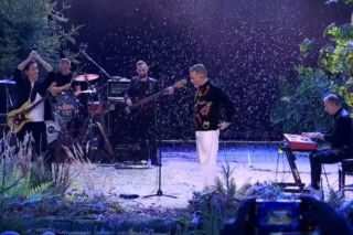 TVN zrobił to jako pierwszy. Badach w świątecznym sweterku otwiera sezon na Mikołaja i choinki