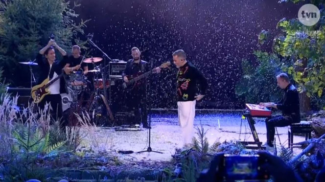 TVN zrobił to jako pierwszy. Badach w świątecznym sweterku otwiera sezon na Mikołaja i choinki