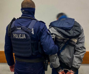Białystok. Wjechał na chodnik i coś wyrzucił. Policjanci zatrzymali dwóch młodych ludzi [ZDJĘCIA]