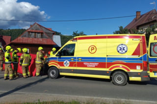 Samochód wpadł do rowu i uderzył w płot. 10-latek walczy o życie