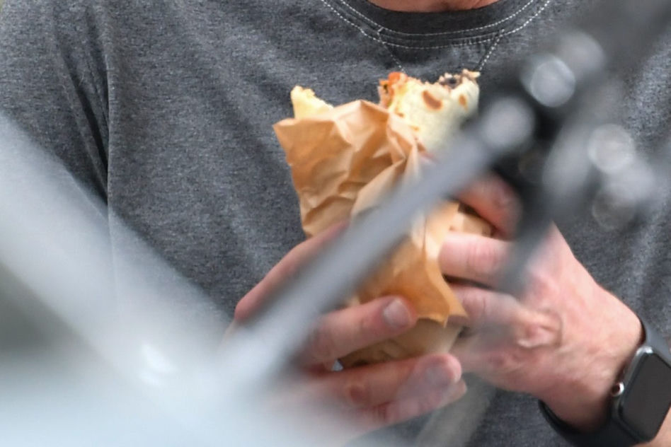 Krzysztof Ibisz potajemnie objada się fast foodami