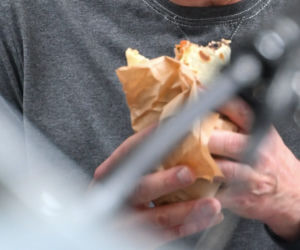 Krzysztof Ibisz potajemnie objada się fast foodami