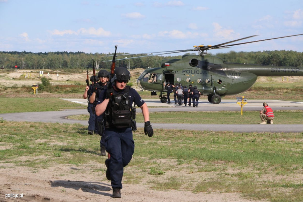 Policjanci z Rzeszowa jak z filmu Patryka Vegi. Zobaczcie zdjęcia z poligonu 