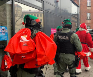 Poznań. Policjanci eskortowali Świętego Mikołaja. Wyjątkowa akcja [ZDJĘCIA]