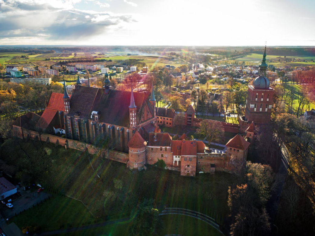 Niesamowite miasteczko nad Zalewem Wiślanym. Historia i magia w jednym miejscu