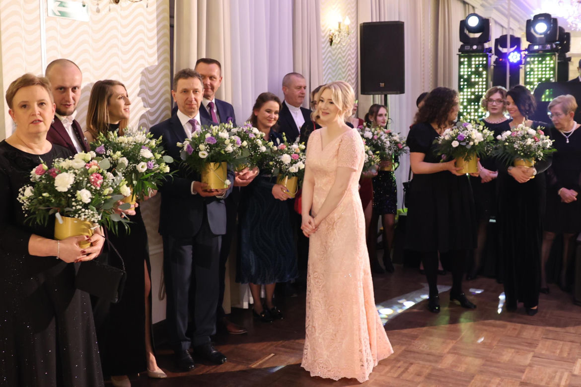 „Poloneza czas zacząć!”. Maturzyści z Liceum Ogólnokształcącego im. Jana III Sobieskiego w Lublinie odliczają symboliczne 100 dni do matury