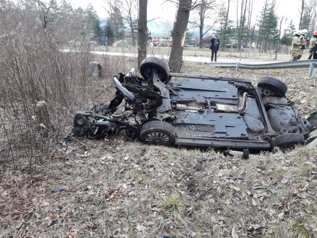 To cud, że kierowca przeżył ten wypadek! KOSZMARNE dachowanie w Starym Sączu