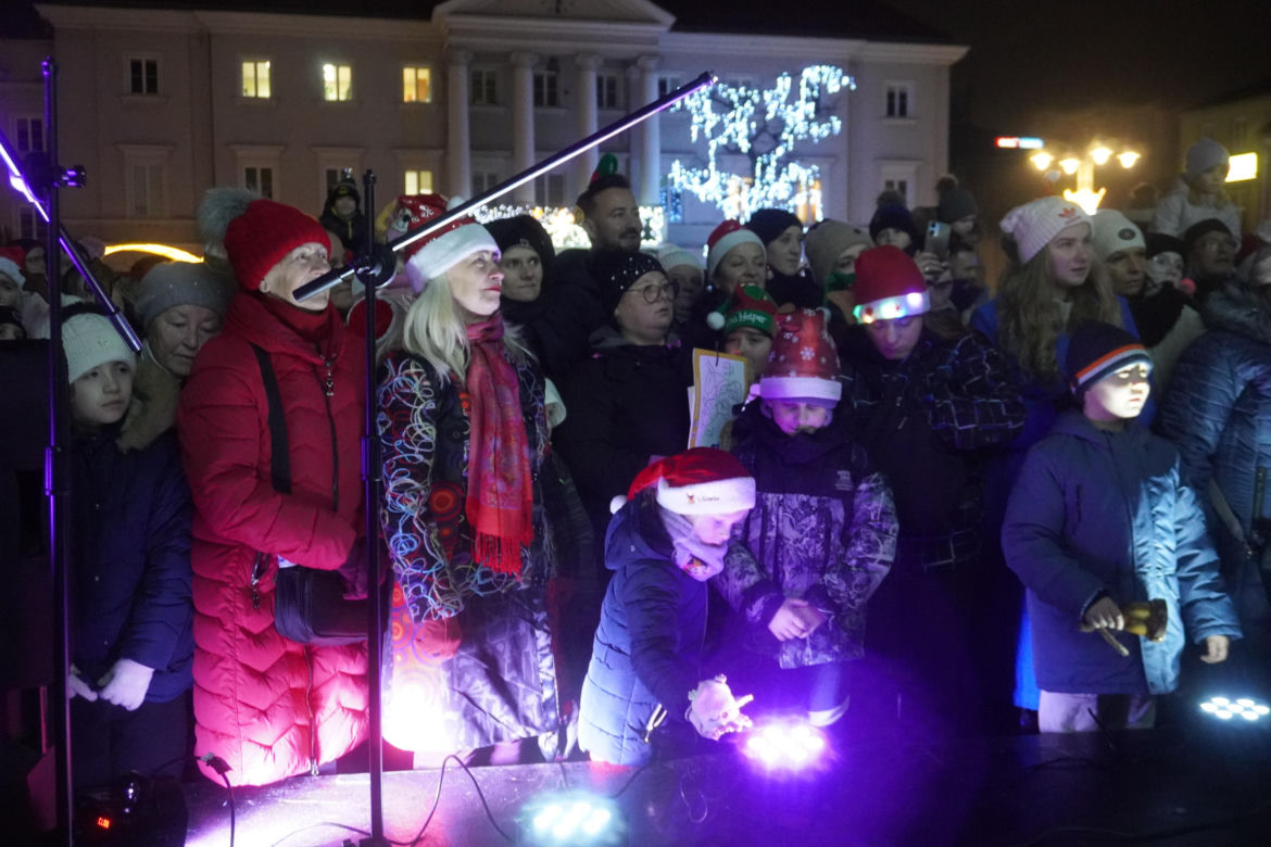 Orszak Świętego Mikołaja i choinka w Rynku w Kielcach