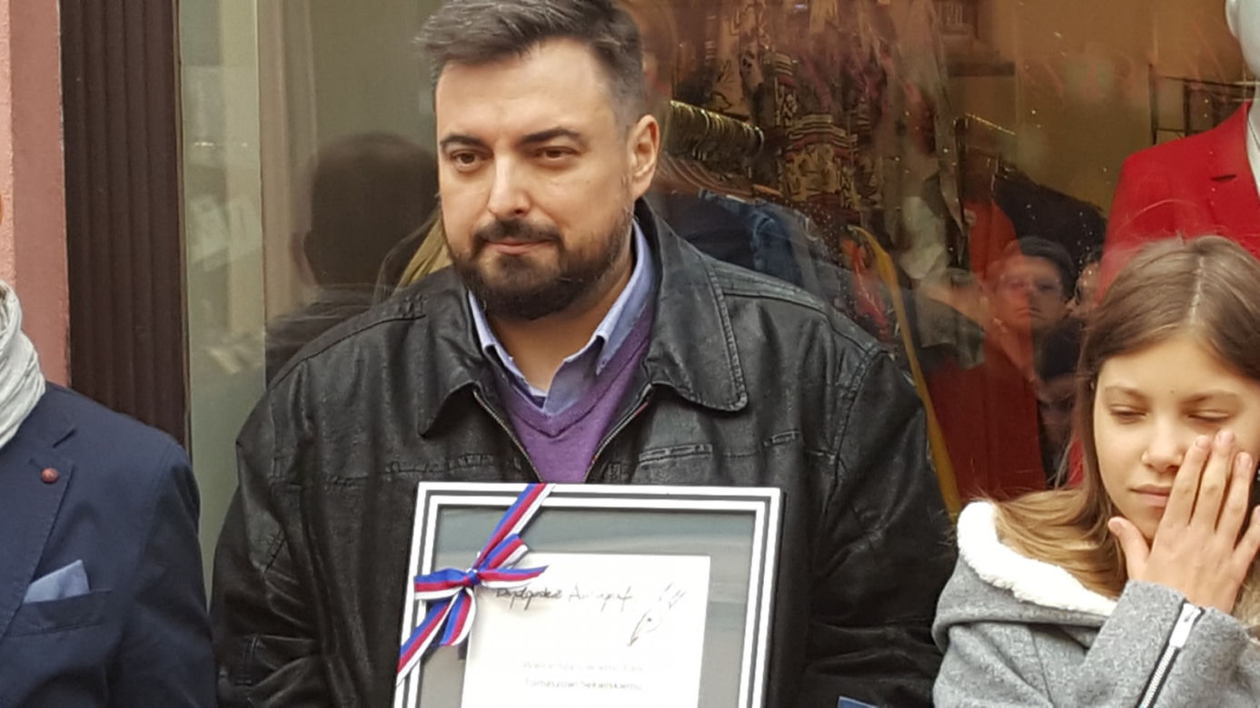 Nowe autografy na ul. Długiej! Swoje podpisy odsłonili bracia Sekielcy, Jan Rulewski i Antoni Tokarczuk [ZDJĘCIA, WIDEO]