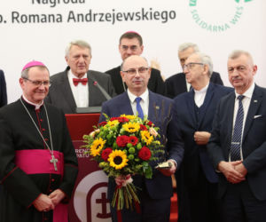 Dr Mateusz Szpytma z Nagrodą im. Ks. Bp. Romana Andrzejewskiego