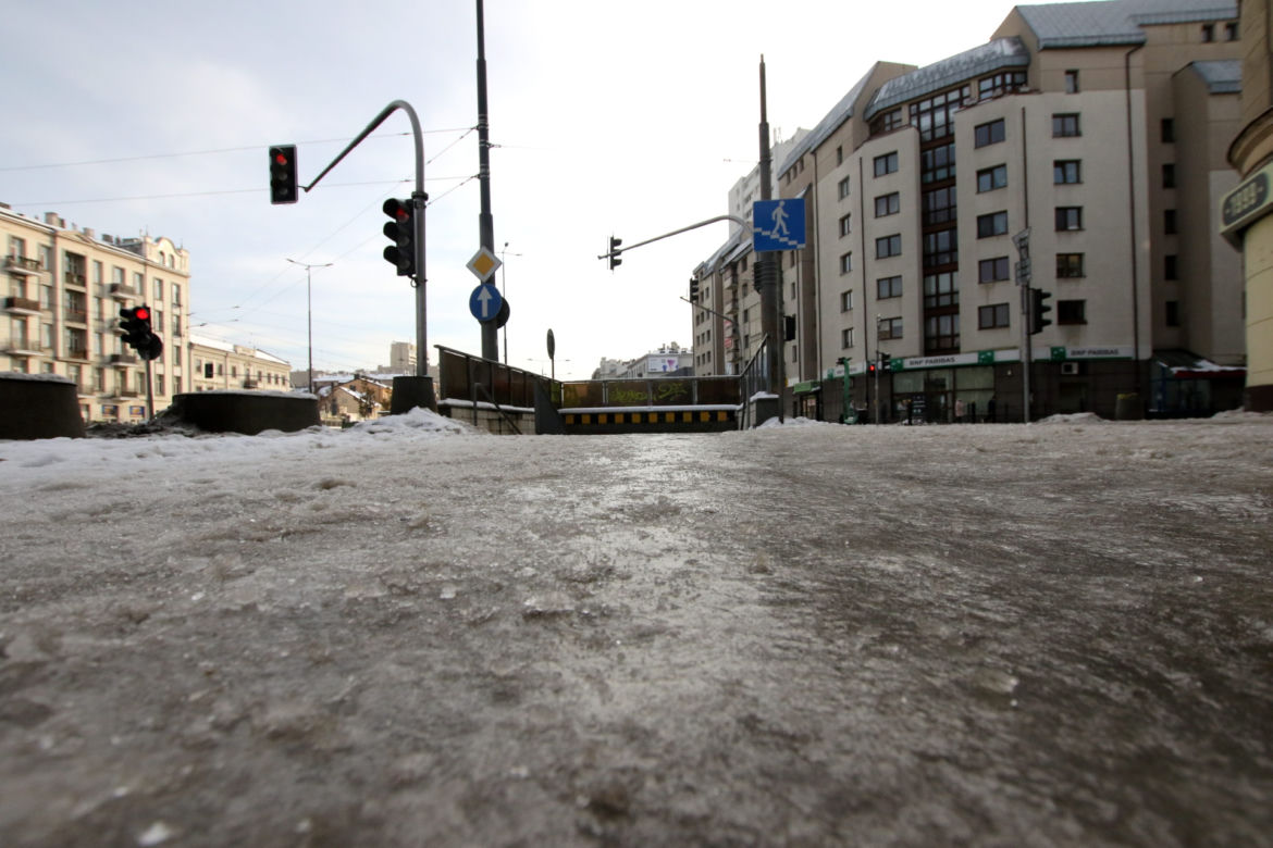 Tu zmarł 38-latek. Poślizgnął się na oblodzonym chodniku i uderzył głową o beton 