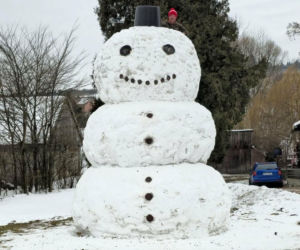 Gigantyczny bałwan jest wyższy od domu! Został atrakcją Małopolski