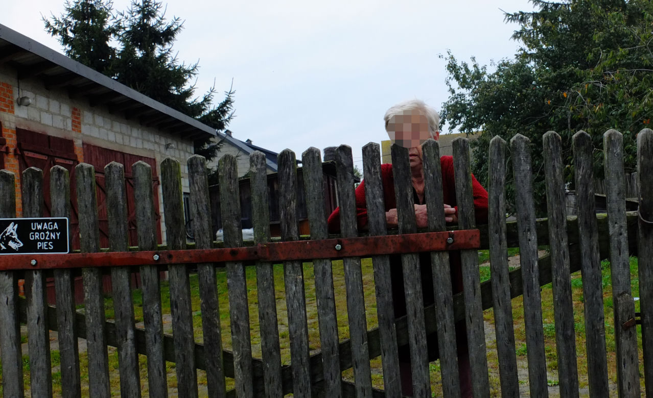 Gang okrutnych złomiarzy napadł na staruszkę