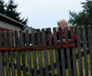 Gang okrutnych złomiarzy napadł na staruszkę