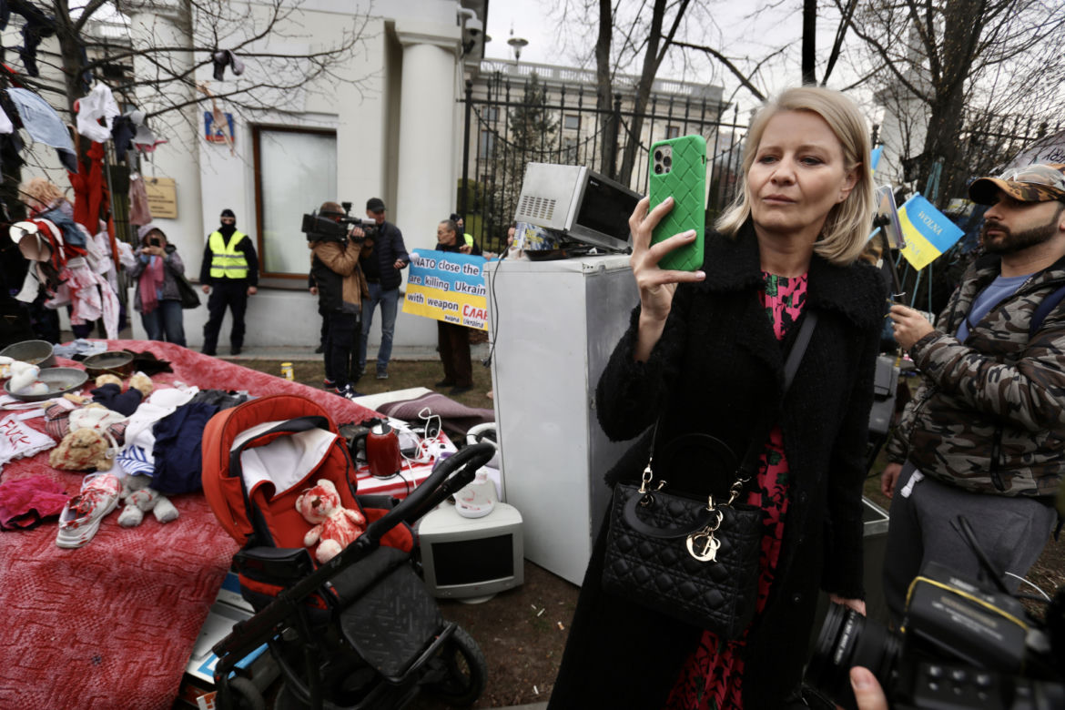 Zarzucili ambasadę gratami. Niecodzienna akcja na Belwederskiej