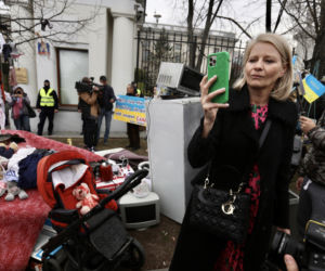 Zarzucili ambasadę gratami. Niecodzienna akcja na Belwederskiej