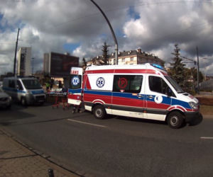 Groźny wypadek na rondzie Jagiellonów w Bydgoszczy. Dwie osoby trafiły do szpitala! [ZDJĘCIA]