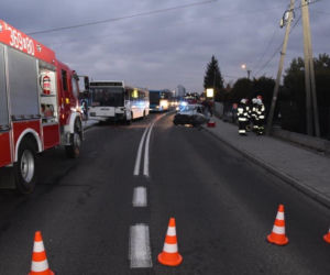 Wola Rzędzińska: Zderzenie osobówki z autobusem. Jedna osoba w szpitalu!